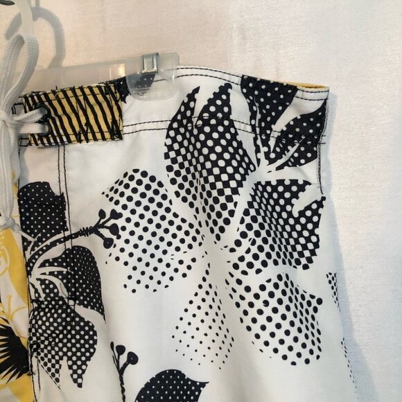 Vintage OP  Mens 38 Board Shorts in White/Black /Yellow Graphics - Picture 9 of 16